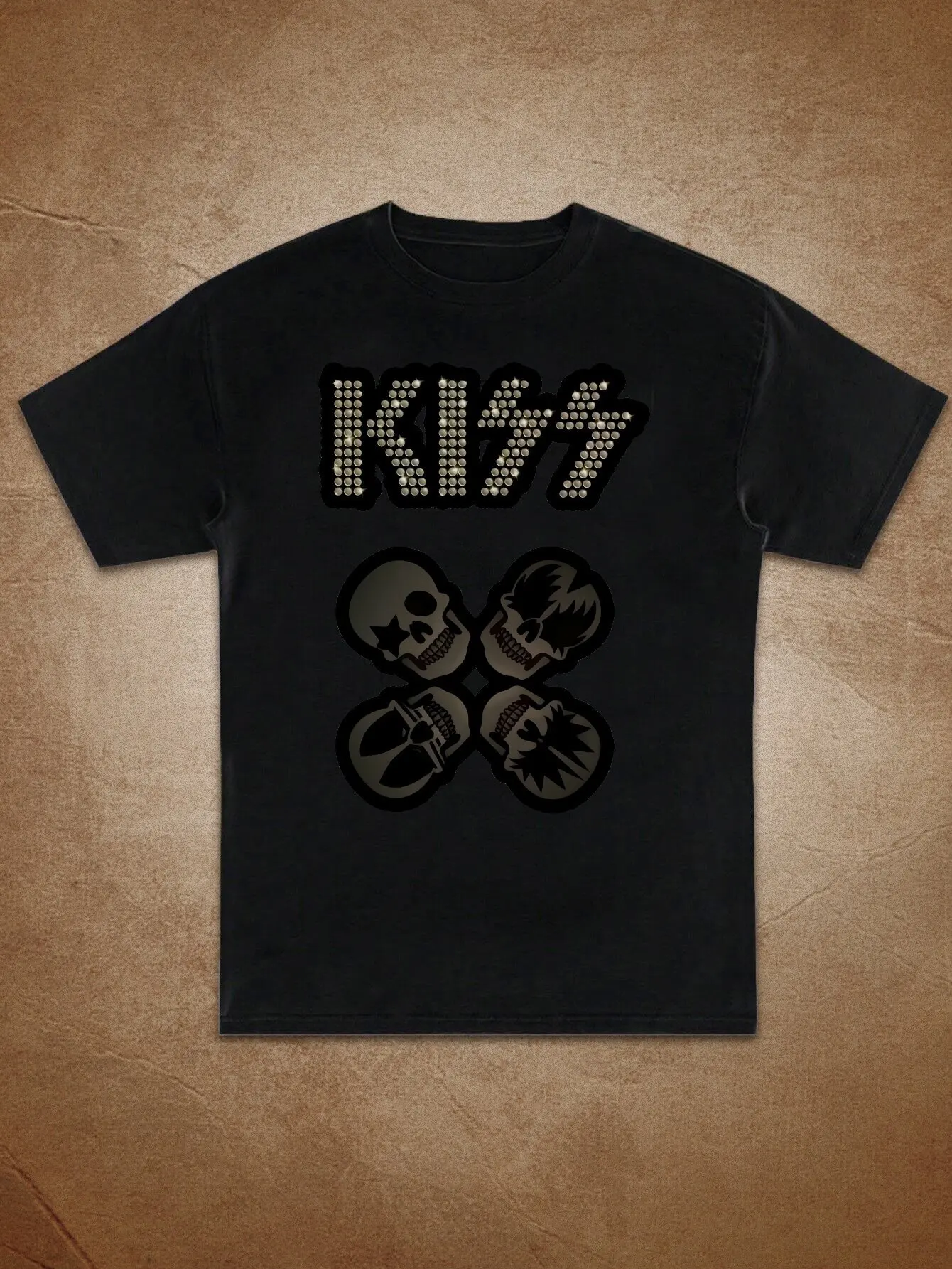 เสื้อยืดกราฟิกวงดนตรีร็อค KISS สำหรับผู้หญิง - พิมพ์ตัวอักษรหนาพร้อมดีไซน์กะโหลกและไมโครโฟน คอกลมแขนสั้นสีขาวลำลอง