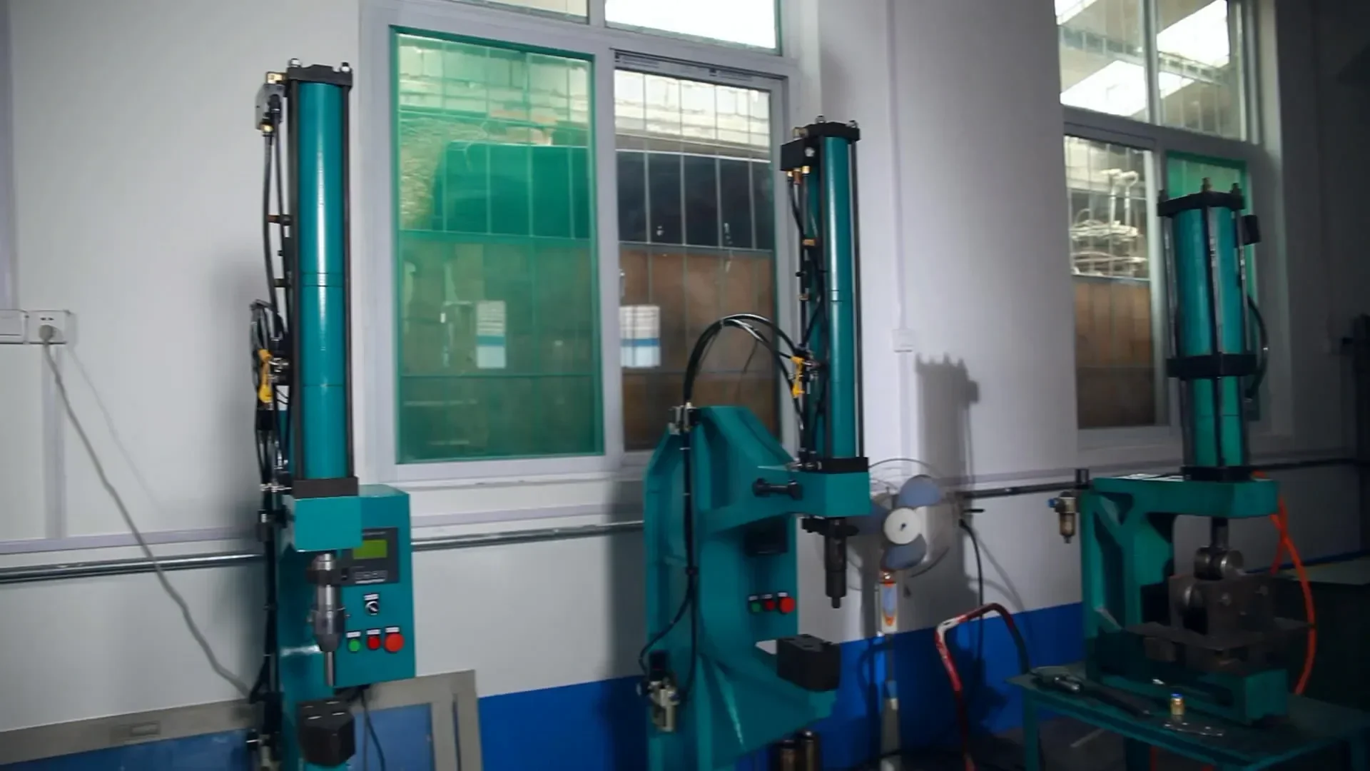 Pneumatic riveting machine, sheet metal nut screw riveting machine, gas-liquid boosting riveting machine