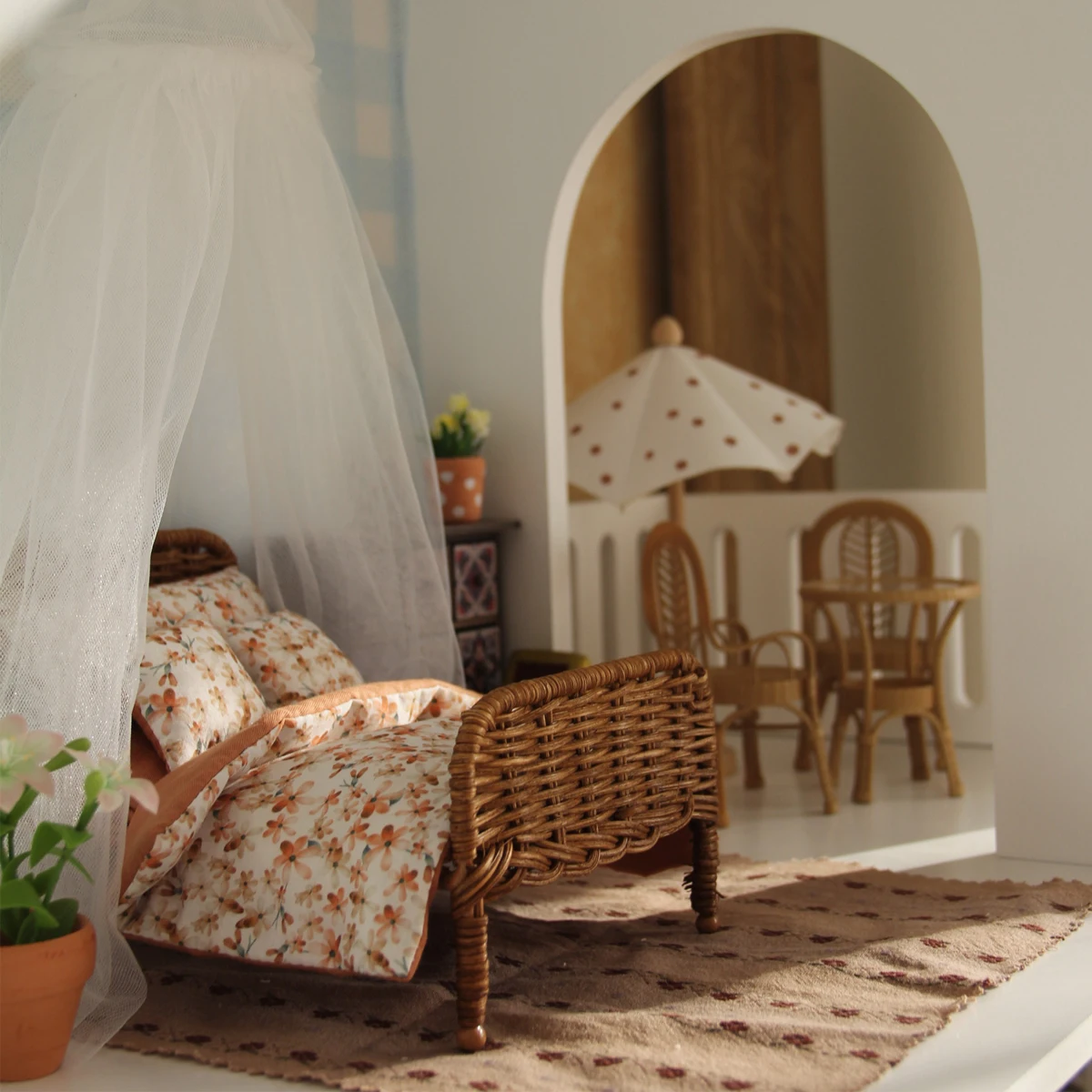 أثاث مقلد مصغر بمقياس 1:8-1:12: سرير الروطان L-16 سم مع طقم سرير مكون من 3 قطع، ومظلة سرير، وماوس تلبيس H-15 سم، مناسب لتزيين بيت الدمى BJD/OB11 #6