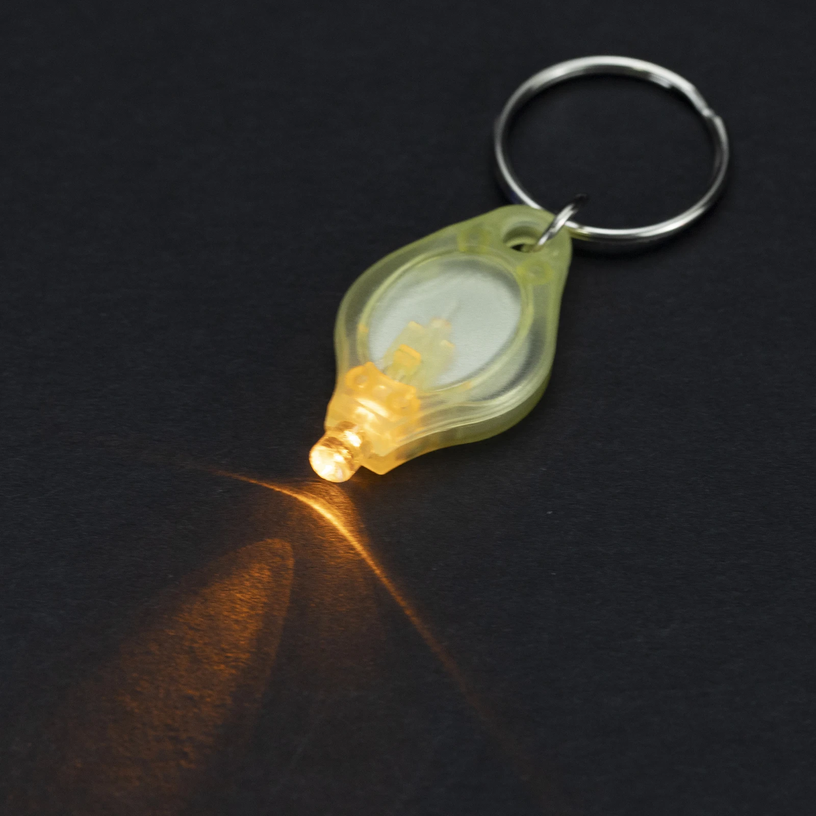 Llavero LED recargable multicolor – Linterna táctica impermeable para emergencia - imagen 5