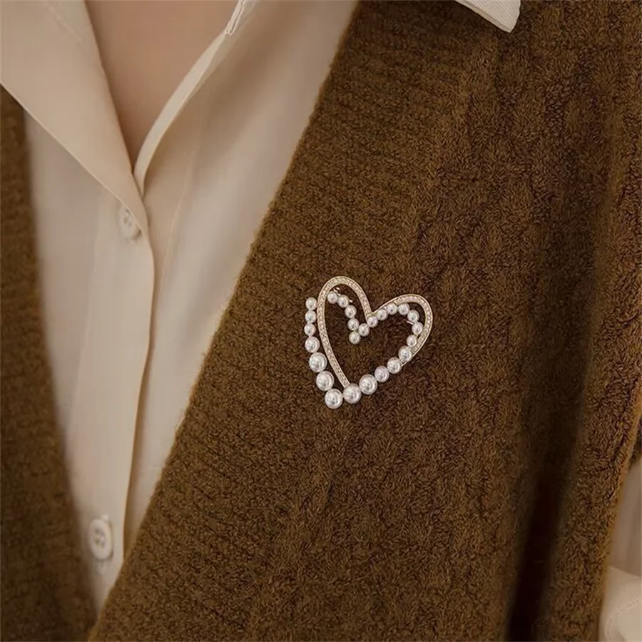 Rinhoo Doppel Schicht Liebe Herz Broschen Für Frauen Elegante Strass Imitation Perle Herz Pins Pullover Strickjacke Schnalle Schmuck – Detail 2