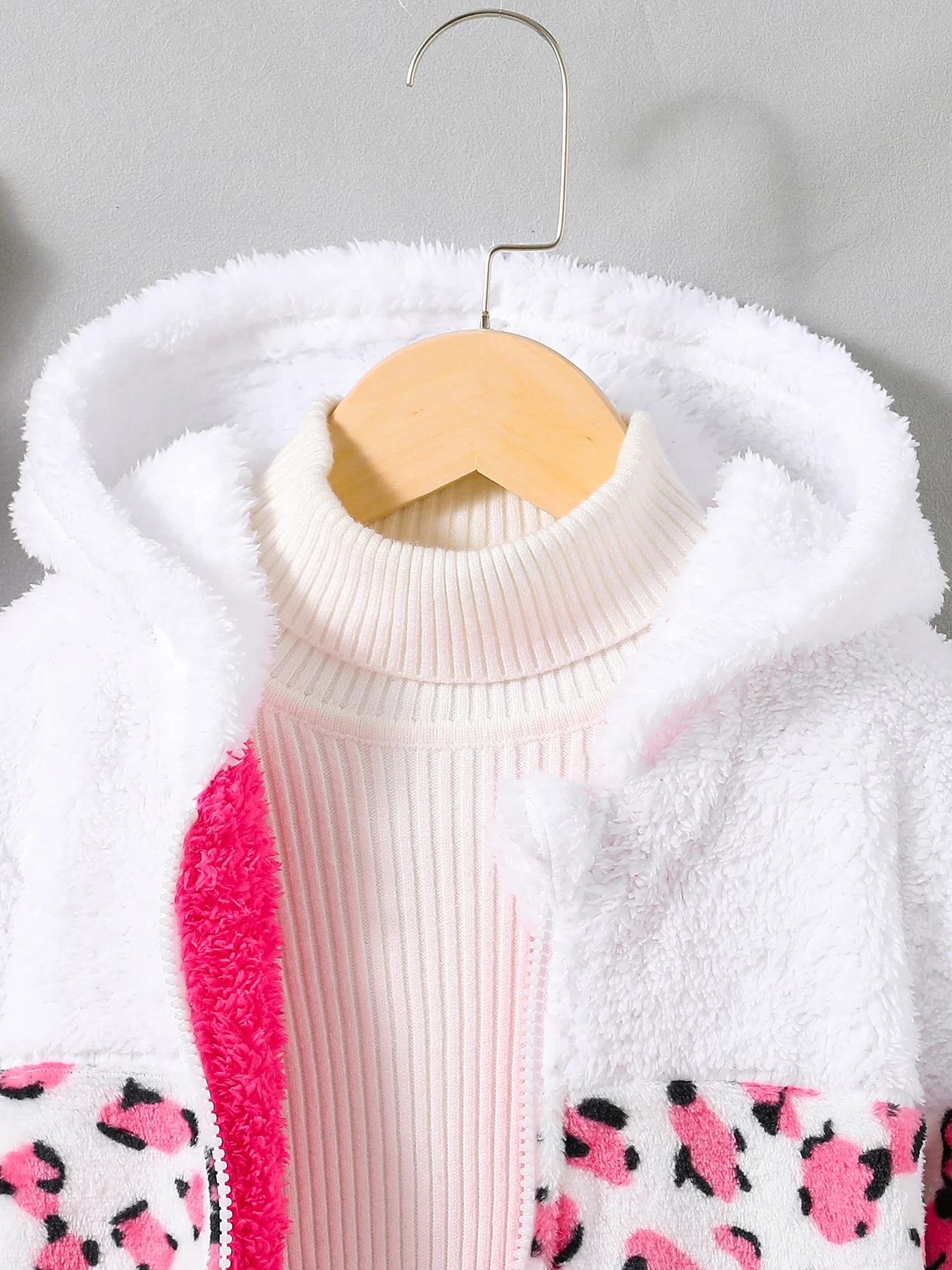 Girls\' winter coral fleece leopard print color-blocked hooded jacket. Winter casual jacket.