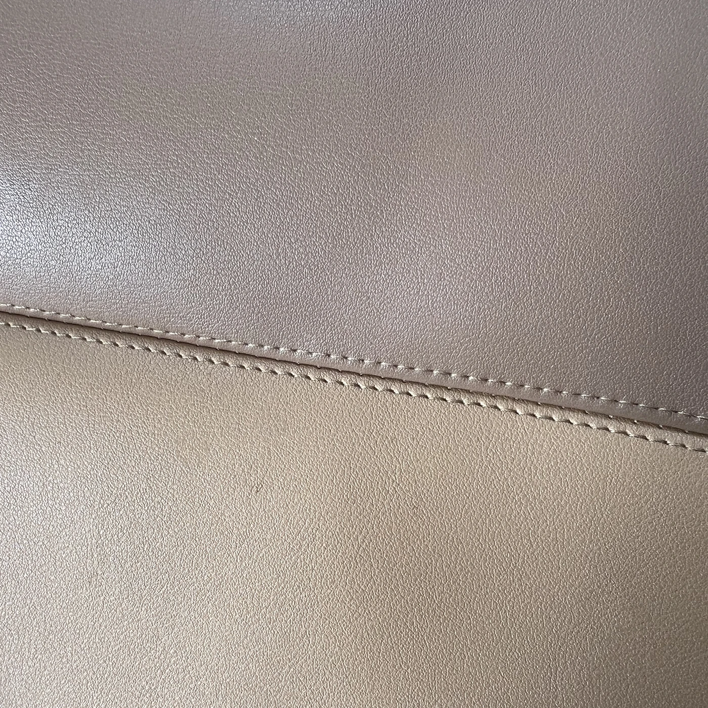 ماكينة خياطة الجلود B-4400H عمود ما بعد السرير إبرة مزدوجة ماكينة خياطة صناعية الجهد 110-220 فولت