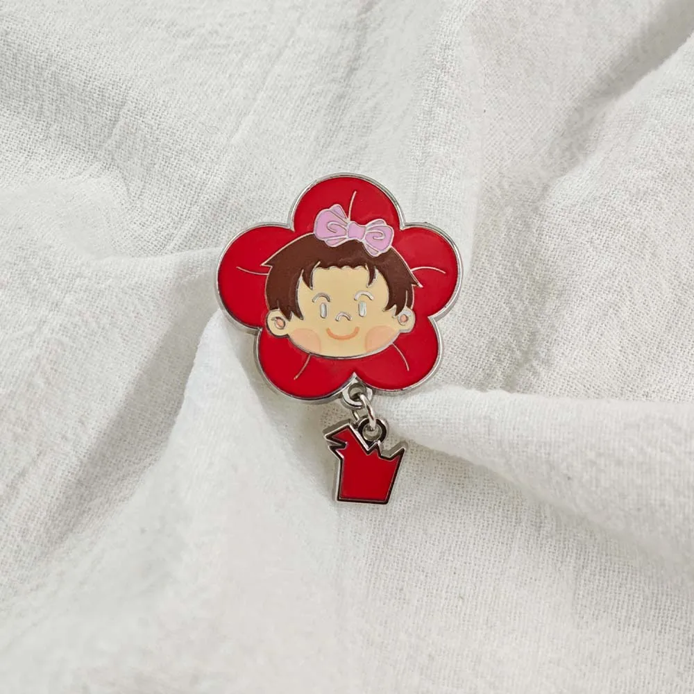 Niedliche Emaille-Pins mit Anhänger, Kawaii-Smile-Girl-Broschen, rote Blumen-Metallabzeichen, Anstecknadel für Rucksack, Jeansjacke, Geschenk. – Detail 4