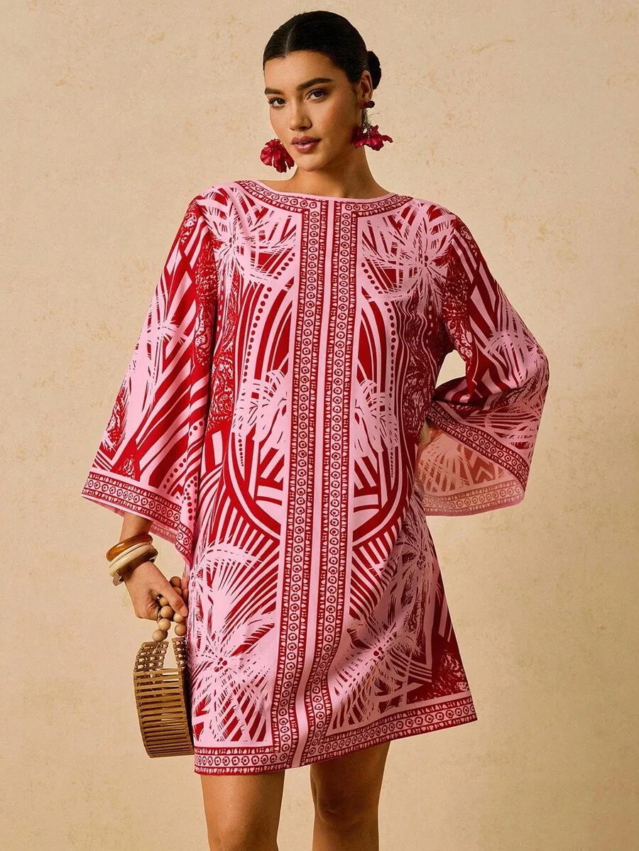 

Женское розово-красное платье свободного кроя с тропическим принтом, рукавами-фонариками и круглым вырезом