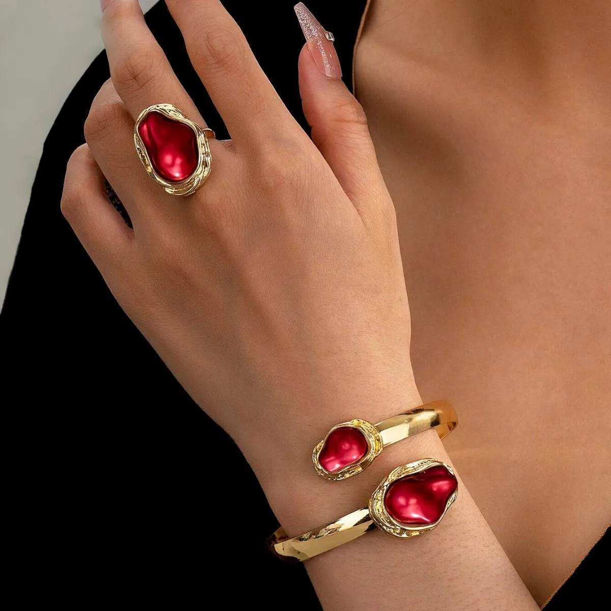 

1 set of fashionable retro bracelet women's exaggerated red special-shaped pearl open ring irregular set