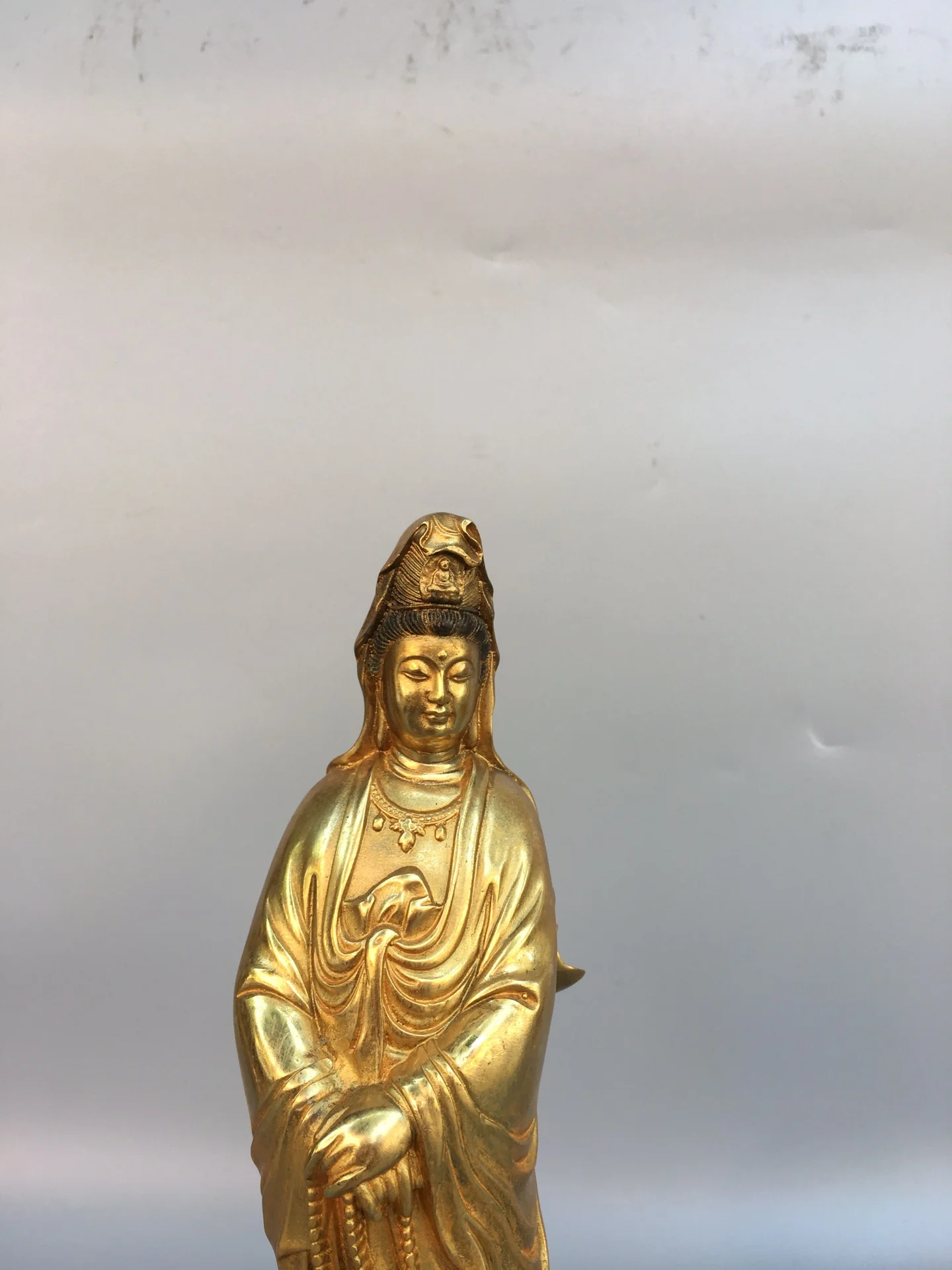 A finely crafted gilt bronze statue of Guanyin Bodhisattva, with a rich patina),Free shipping