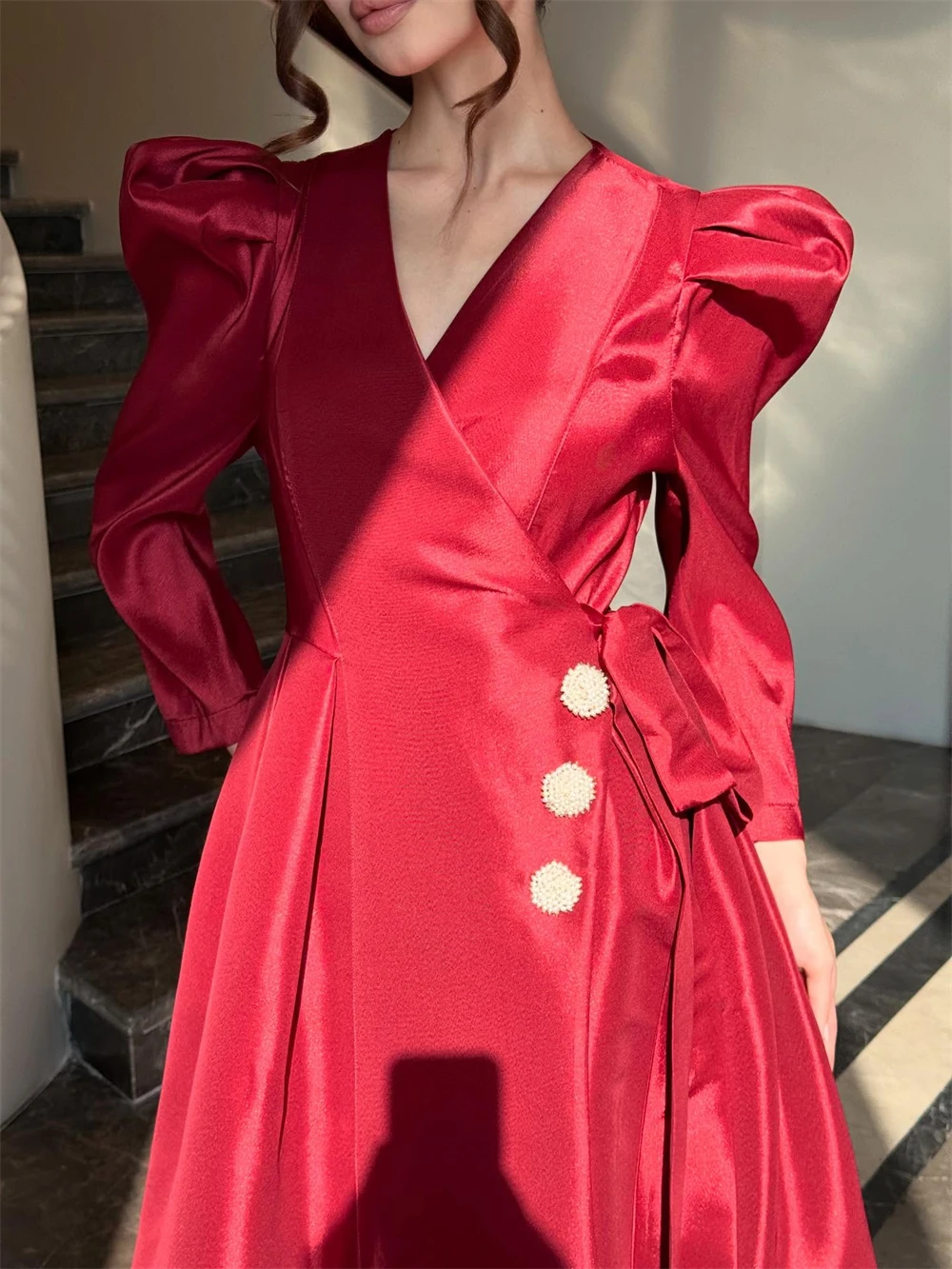 맞춤형 클래식 레드 새틴 이브닝 드레스 포멀 브이넥 긴 소매 셀러브리티 가운 소프트 A라인 스윕 트레인 홈커밍 드레스