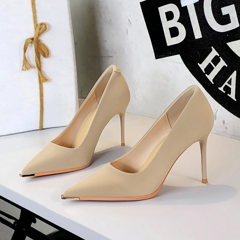 Sepatu Wanita Hak Tipis Mulut Dangkal Ujung Lancip Wanita Hak Tinggi Ujung Logam Mode Perjamuan Sepatu Tunggal Temperamen