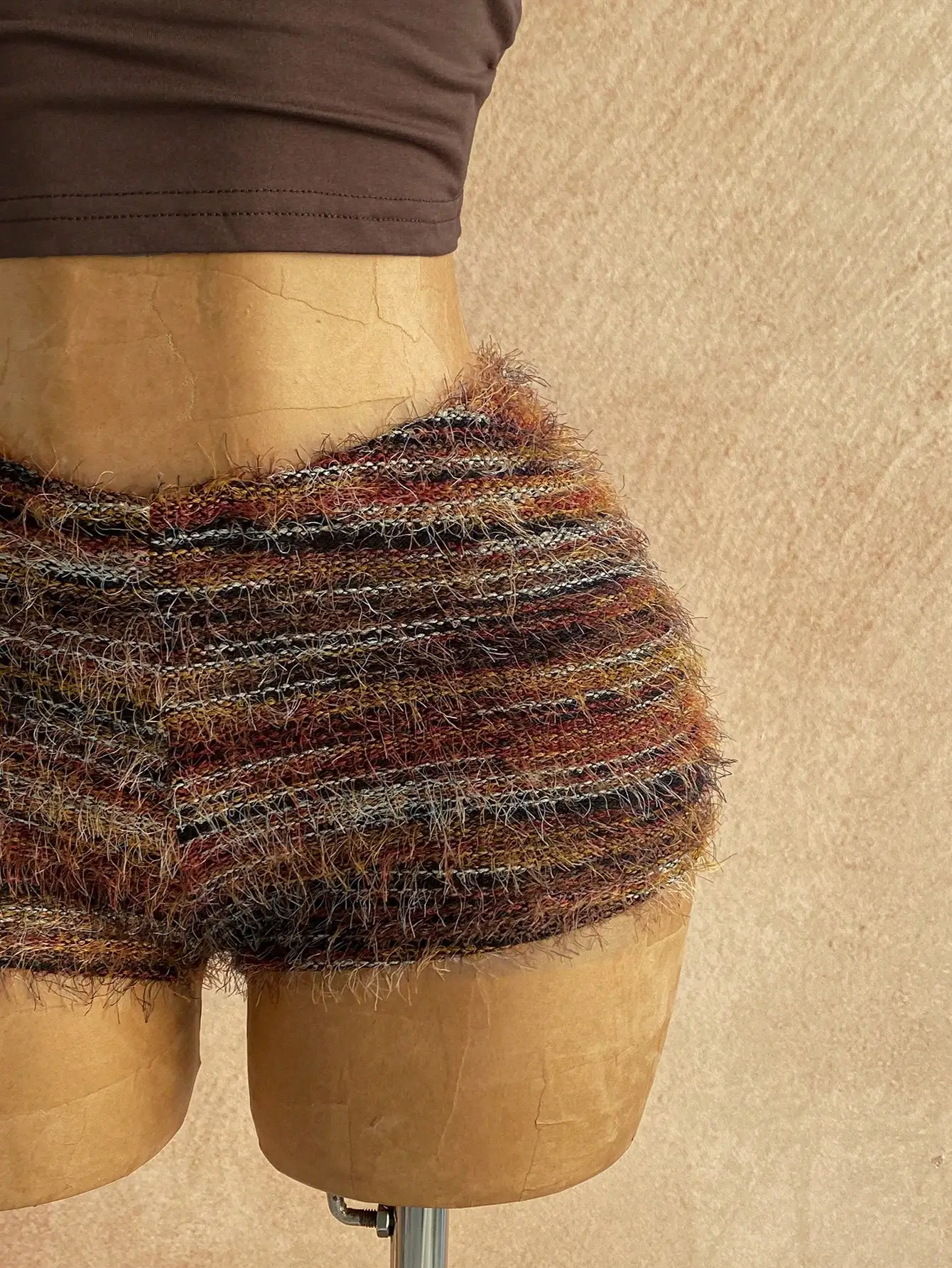 Conjunto de 2 peças de ombro assimétrico de malha marrom Boho com shorts felpudos e detalhes florais para praia, festival, convidados de casamento