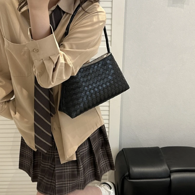 Elegant Woven Shoulder Handbag, Simple Underarm Purse, Leather Material, Trendy Daily Hand Carry Bag, Accessory for Dating