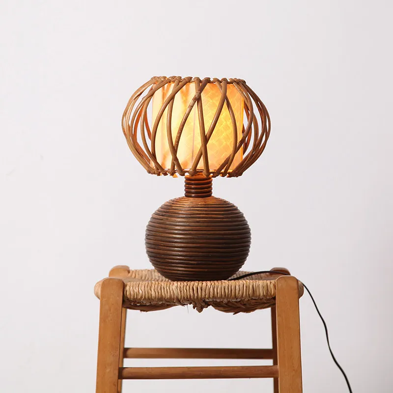 

Second-hand rattan table lamp