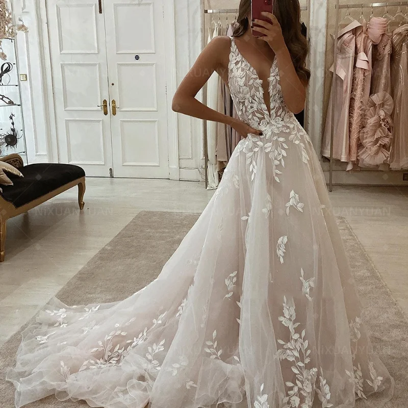 Wholesale Princess Lace Elegant Wedding Dresses Princess Low-Cut V-Neck Appliques A-Line Bride Gowns