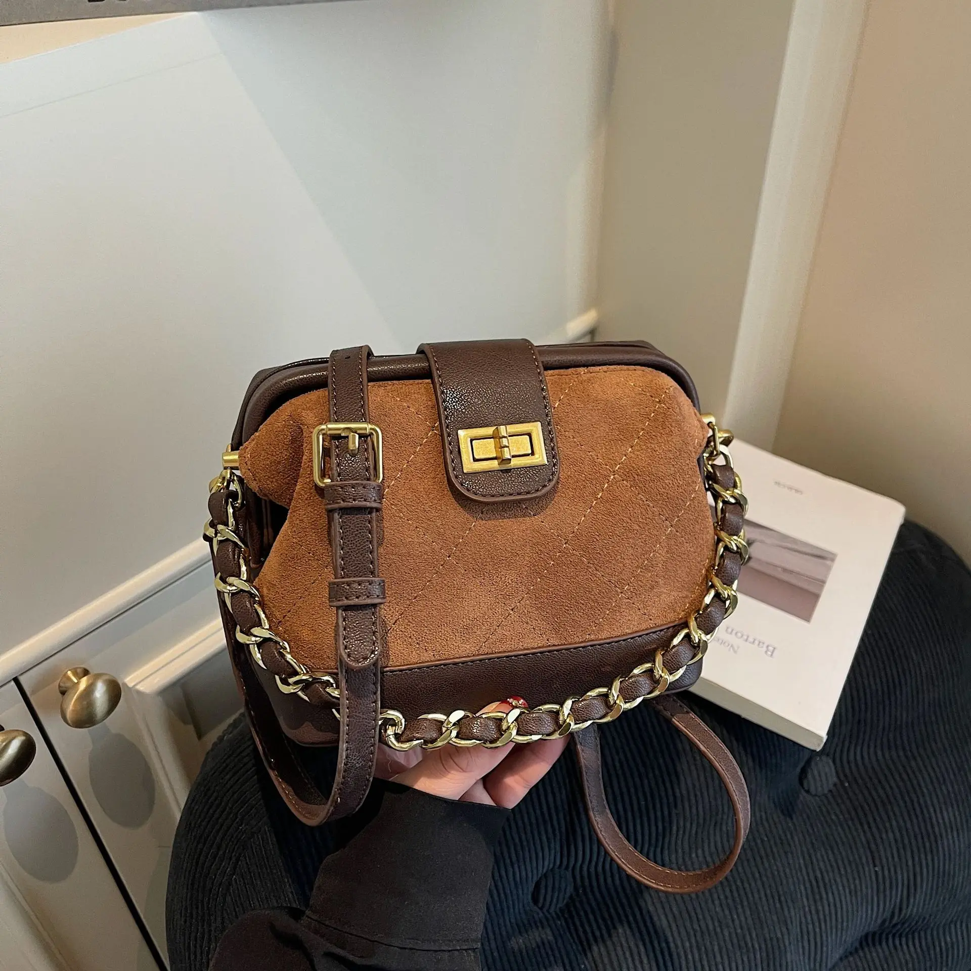 

2025 Niche Color Block Shell Bag, Luxe Chain Crossbody for Women, Chic Round Shoulder Tote, Minimalist Day-to-Night Bag