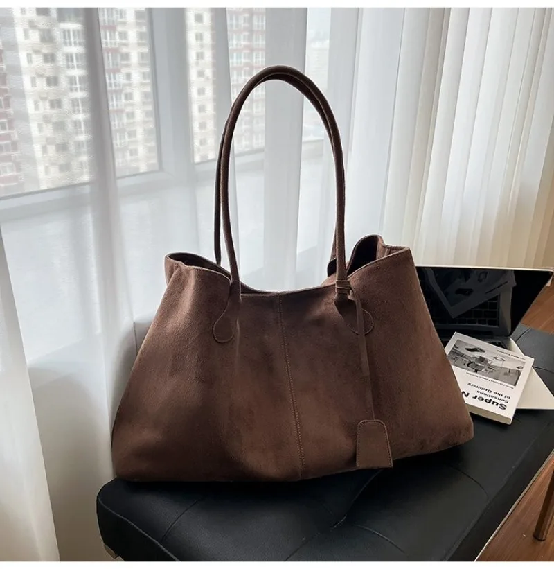 Damen-Schultertasche aus braunem Kunstwildleder, Lässiger Minimalistischer Stil für Tägliche Aufgaben, Wochenendausflüge & Alltägliche Arbeitshandtasche – Detail 6