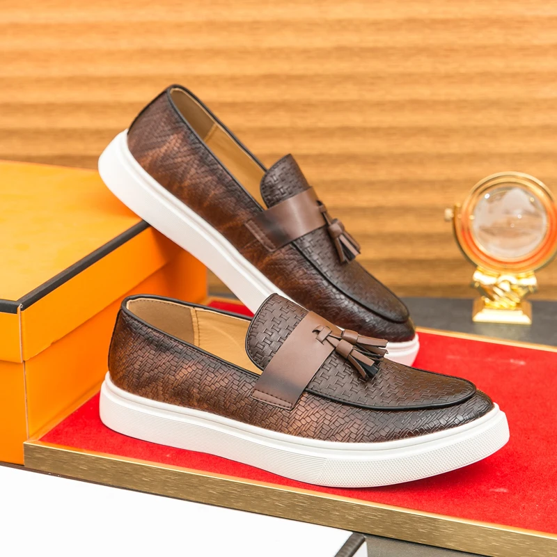 รองเท้าหนังผู้ชายแบบสวม สไตล์ลำลอง สำหรับฤดูใบไม้ร่วงปี 2025 ดีไซน์ข้ามพรมแดน  สไตล์อังกฤษ เหมาะสำหรับใส่ทำงานหรือโอกาสทางการ  มีไซส์ใหญ่  ชุดรองเท้าหนัง