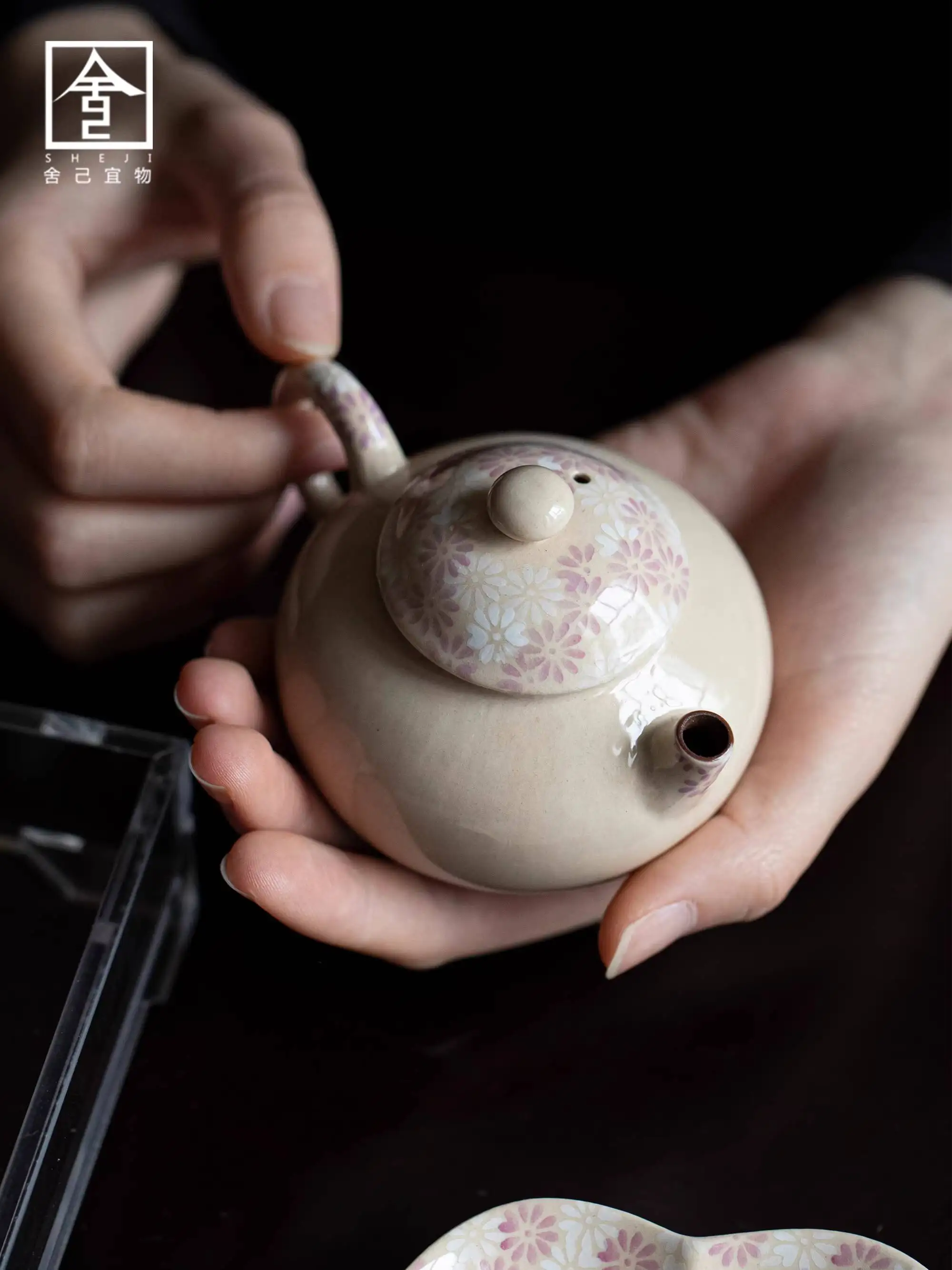 

Hand-Painted Underglaze Ceramic Daisy Design, Fresh Style, With Filter, Single Pot, Small Teapot