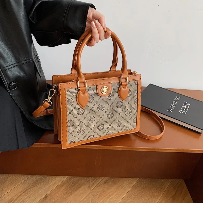 

2025 Vintage-Chic Shoulder Bag, Trend-Forward Convertible Crossbody Purse for Women, Retro-Modern Day to Night Carryall