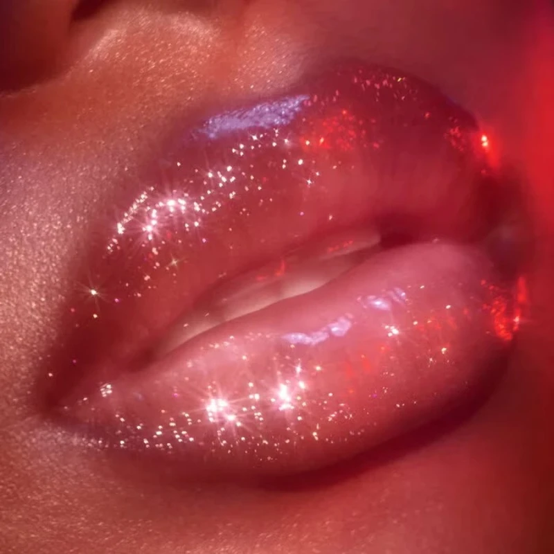 Błyszczyk do ust Elf, nawilżający i odżywiający, nieklejący się, intensywny kolor, lekki, tworzący film, nie tłusty, kosmetyki z opakowaniem.