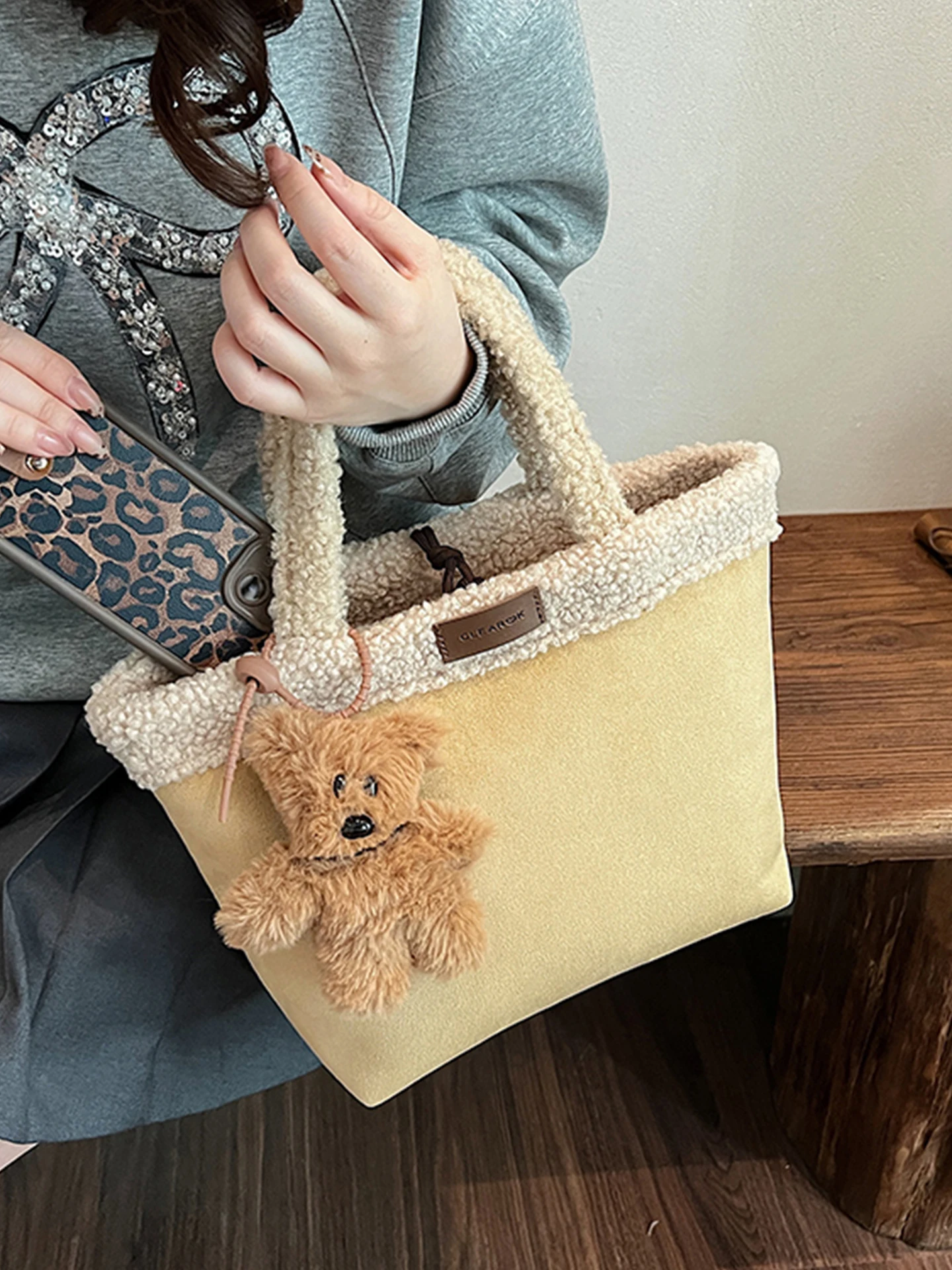 

Женская большая сумка Capaci в стиле ретро, новинка 2025, осенне-зимняя пригородная большая сумка, ручная сумка из мягкого замши