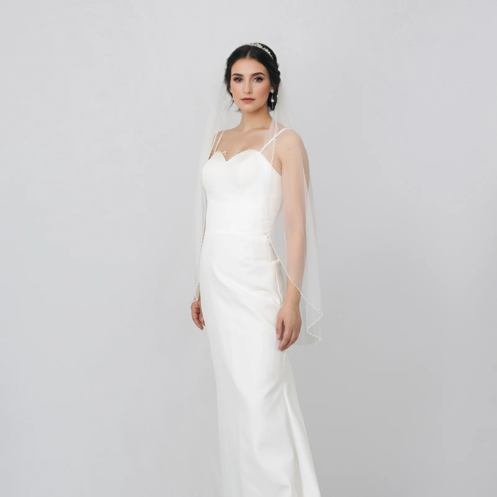 حجاب زفاف بطول الإصبع مع حواف مطرزة باللؤلؤ والكريستال مخيط يدويًا على الطراز الكلاسيكي الرقيق والناعم مع مشط شعر