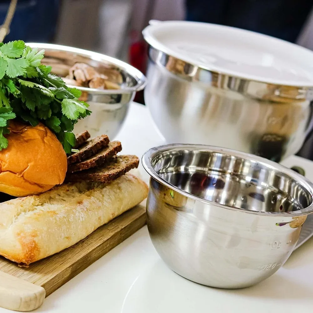 OVENTE ชามผสมสแตนเลสพร้อมฝาปิดชามทํารังพร้อมเครื่องหมายวัดทําความสะอาดง่ายและจัดเก็บการทําอาหารที่สมบูรณ์แบบเบเกอรี่