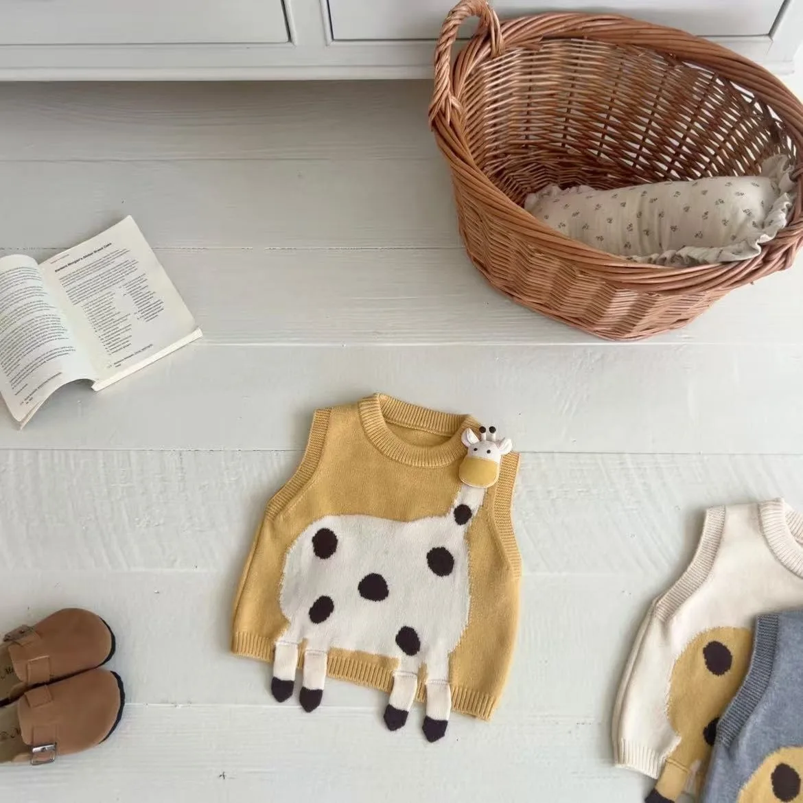 Boy's Korean Cartoon Giraffe Vest 2026 New Korean Autumn and Winter Children's Sweater