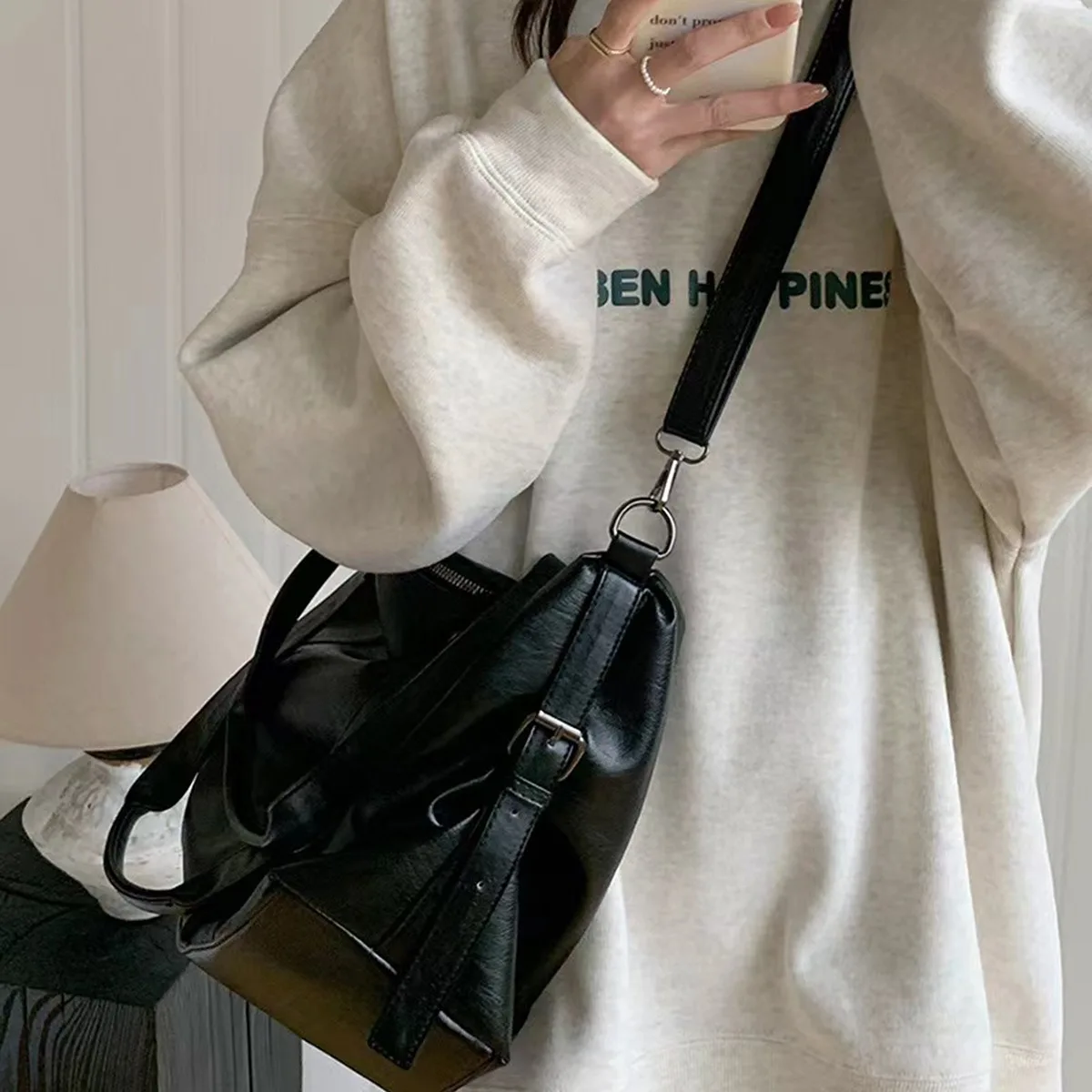 

Large-capacity portable travel bag, simple casual tote bag, fashionable black shoulder bag, trendy messenger bag.