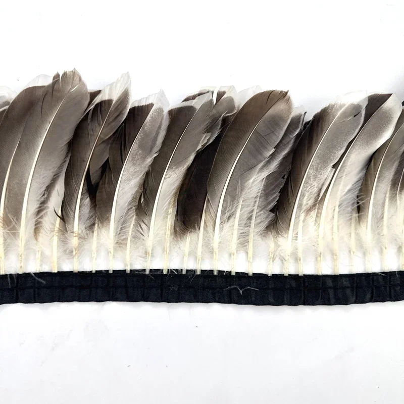 Natürliche Entenfedern auf Klebeband, Fasanenfedern zum Verzieren von Kleidern, Gänsefedern, Schals, Bändern, Dekorationen, Kleidung und Accessoires. – Detail 4