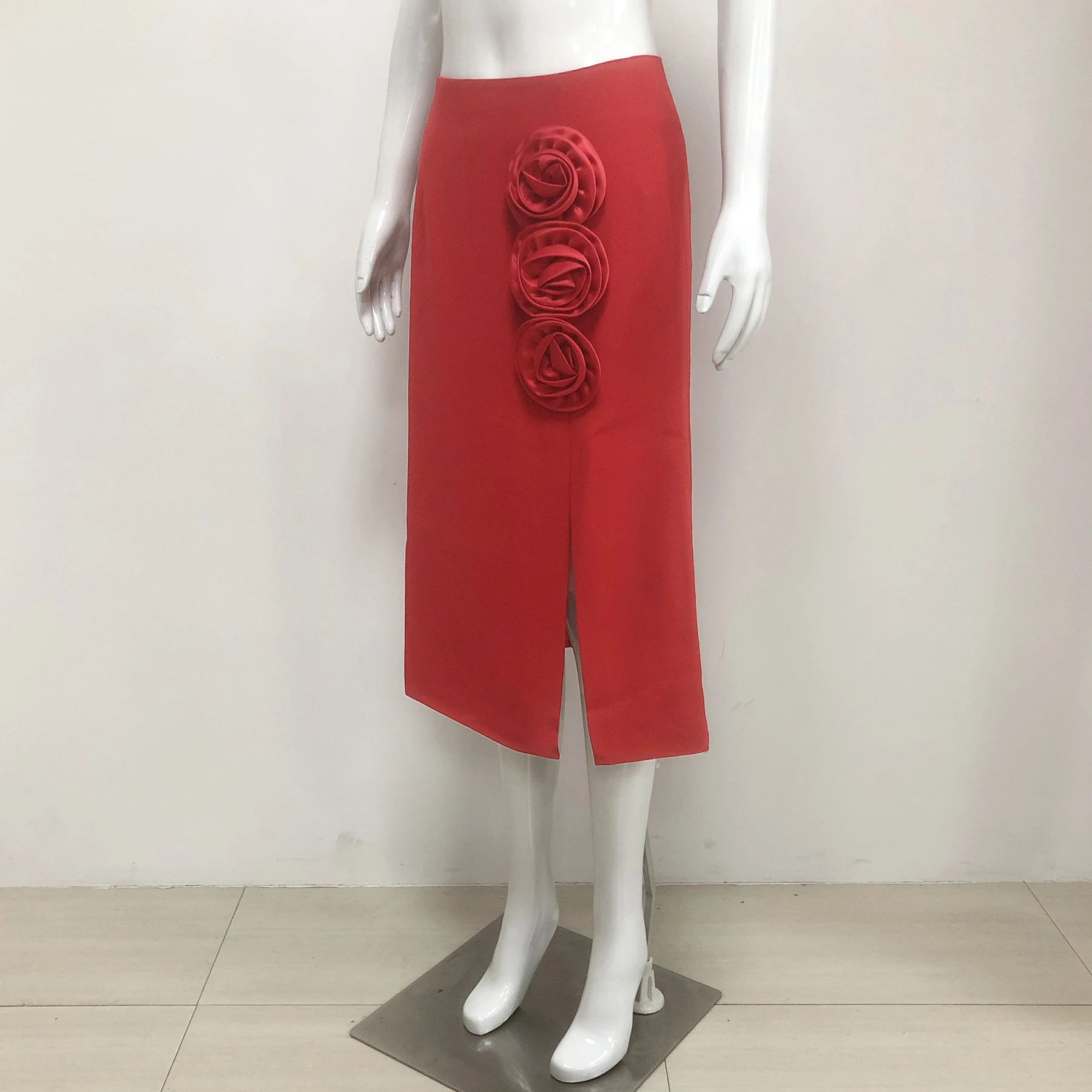Gonna longuette in maglia rossa con spacco alto e applicazioni floreali 3D – Elegante gonna aderente con fasciatura
