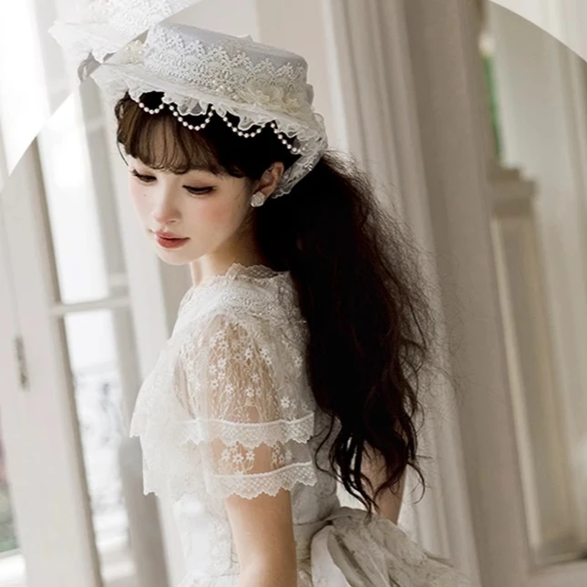 Cappello originale Lolita da donna 2025 Nuovo cappello a cilindro piatto elegante con cuciture in pizzo con perline vintage Cappello bianco in stile giapponese