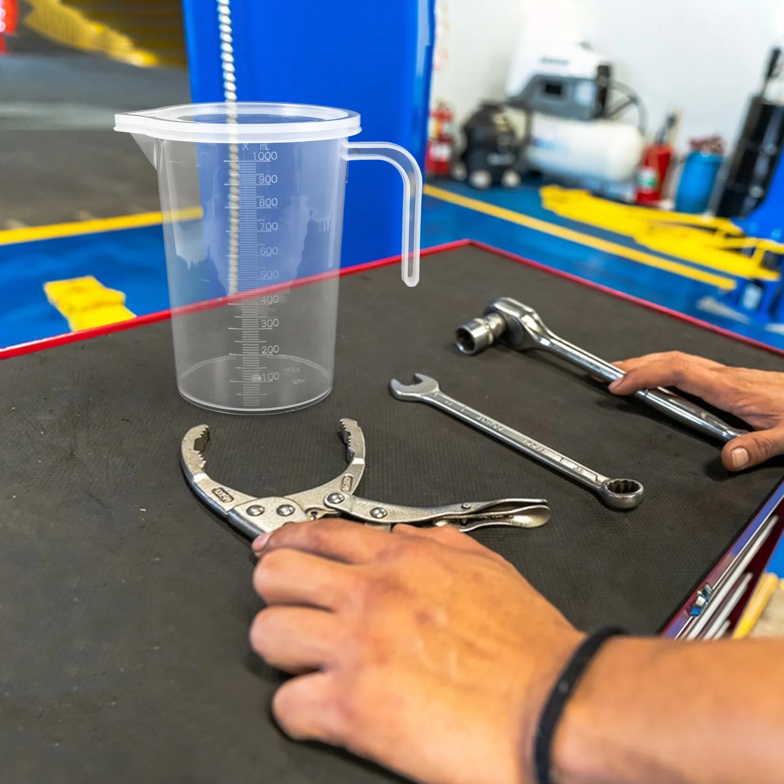 

1000Ml Engine Oil Measuring Jug Transparent Durable Plastic Cup With Lid Nonslip Design For Accurate Fluid Measurement Car