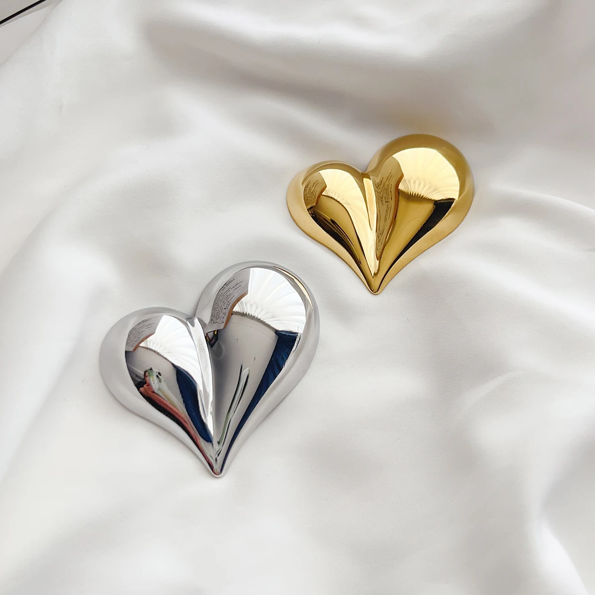 

1 шт. брошь в форме сердца из нержавеющей стали, булавка и аксессуар для женщин, подходит для сочетания с одеждой, шарфами, шляпами, сумками и т. д., идеально подходит для повседневного ношения.