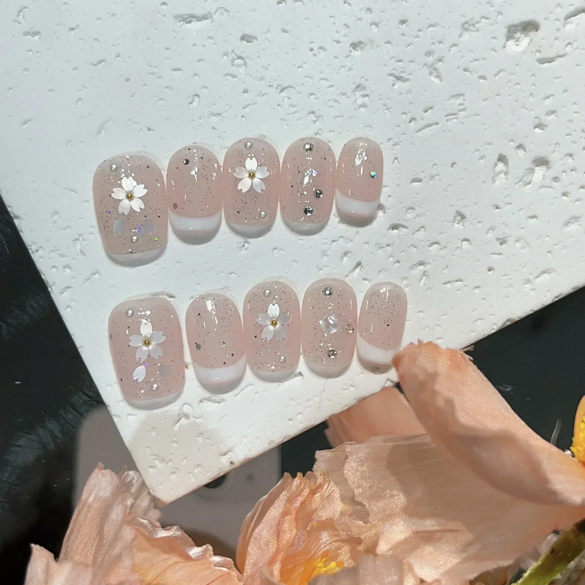 10 ชิ้นทําด้วยมือกดบนเล็บสั้นน่ารักดอกไม้ผีเสื้อออกแบบเต็มเล็บปลอมเทียมสวมใส่เล็บเคล็ดลับเล็บ