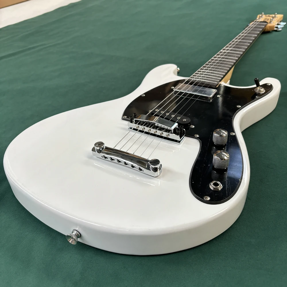 White 6-string electric guitar, with high gloss finish, guitar solo, foot-shaped headstock, rosewood fingerboard