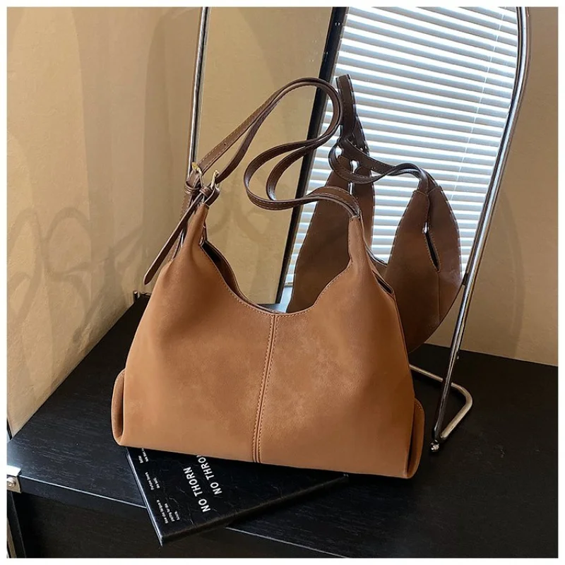 

Trendy Women Crossbody Bag With Quilted Pattern And Chain Strap For Modern Luxurious Fashion Statement