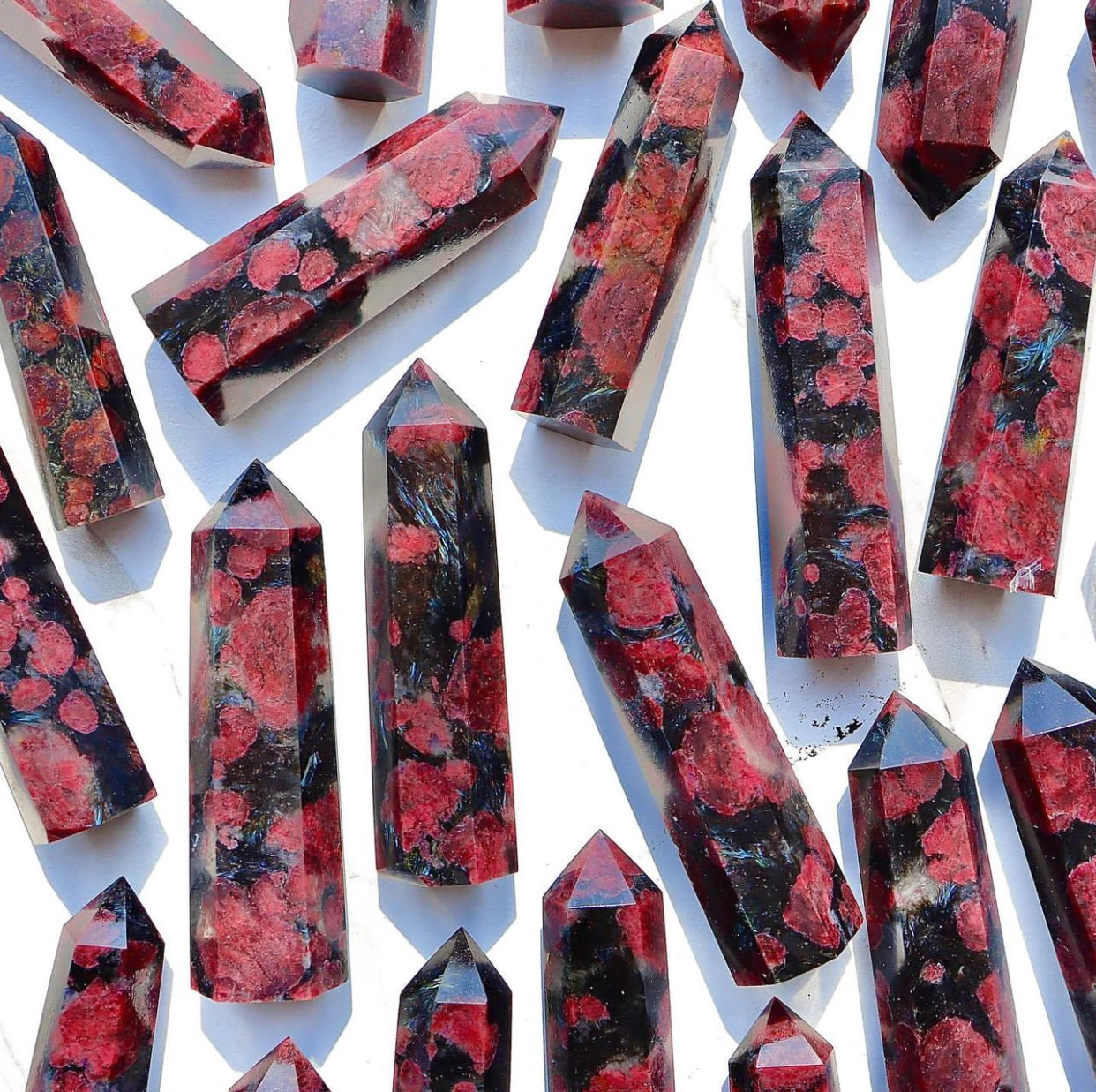 ガーネットタワー宝石ポイント付き天然アストロフィライト、レイキヒーリングワンド、美しい家の装飾、小型、1個