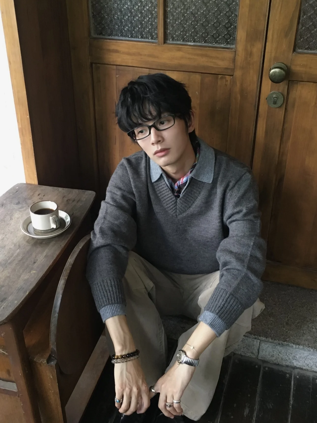 

Вязаный свитер в американском стиле ретро с v-образным вырезом, мужской зимний теплый ленивый повседневный свитер со старыми деньгами, одинаковый свободный крой, длинный слэ...