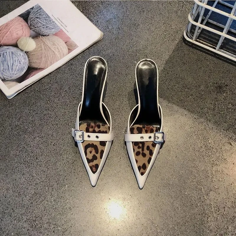 

Женские мюли на каблуке 6 см с леопардовым принтом, заостренным носком, закрытые сандалии в корейском стиле, модный дизайн, весна 2026, для улицы