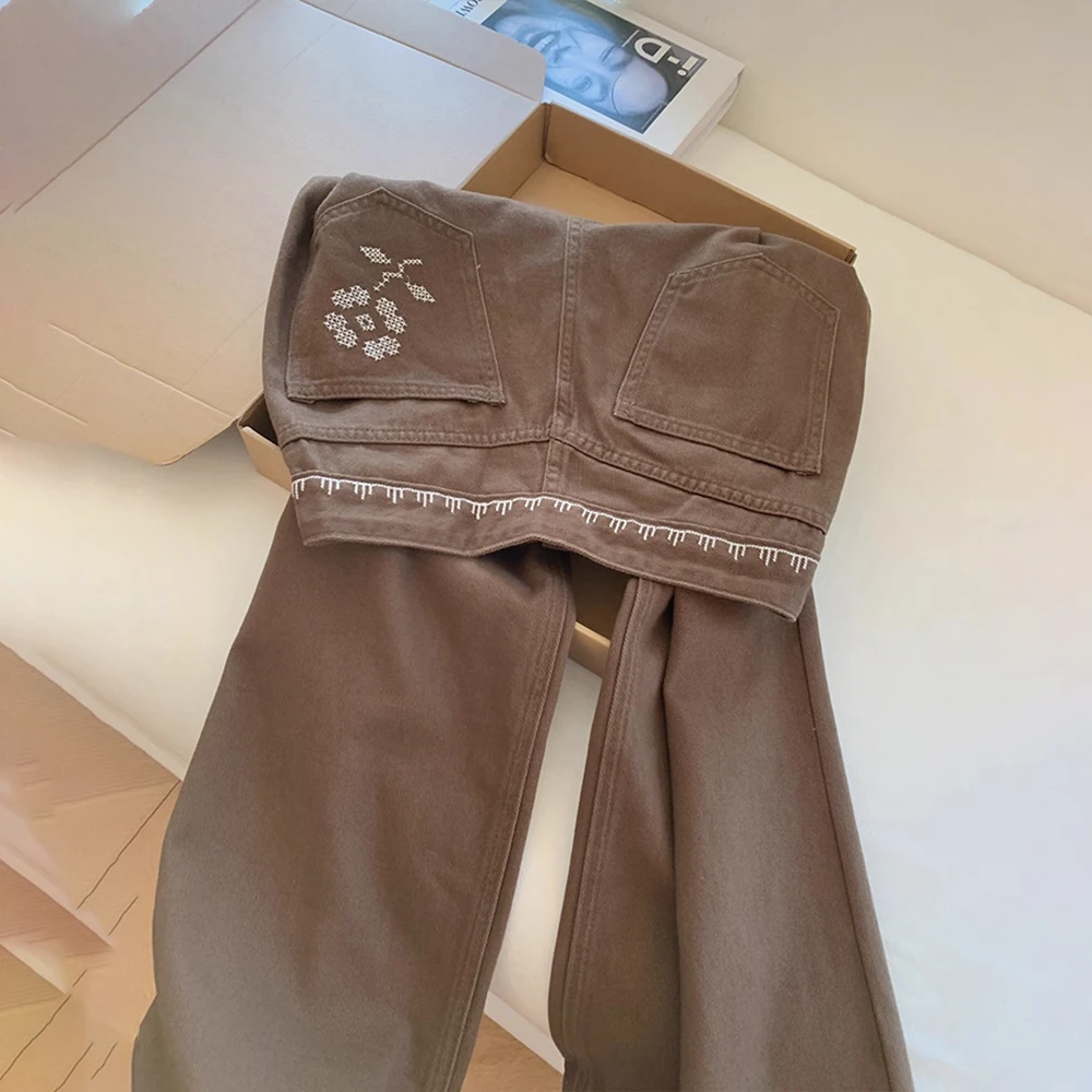 กางเกงยีนส์สีน้ำตาลกาแฟสุดฮิต ดีไซน์ปักลายดอกไม้เก๋ไก๋ กระเป๋าแบบคาร์โก้ ทรงขากว้าง สไตล์ลำลอง หลวม ตรง แฟชั่น