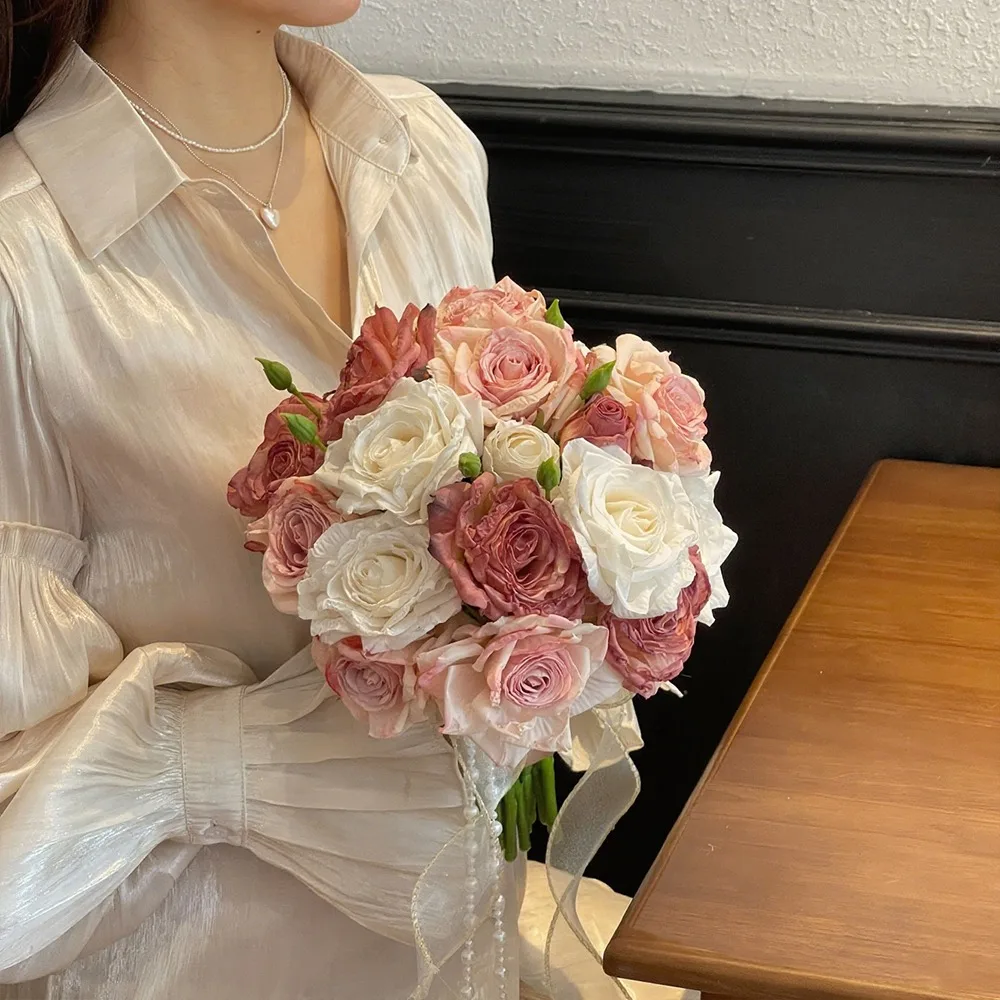 

Букет роз, свадебный букет, держащий поддельный букет, реквизит для фоторегистрации, украшение для фотосъемки