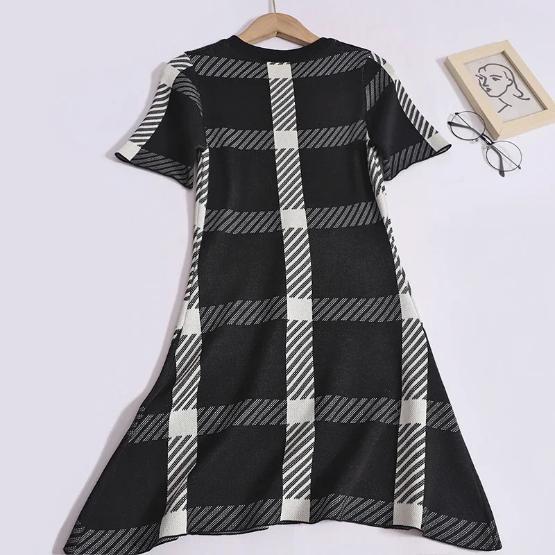 Women Summer Casual Black White Plaid Pattern Knit Dress O-neck Short Sleeves Mid-Length Dress Comfortable Simple Stretchy Dress