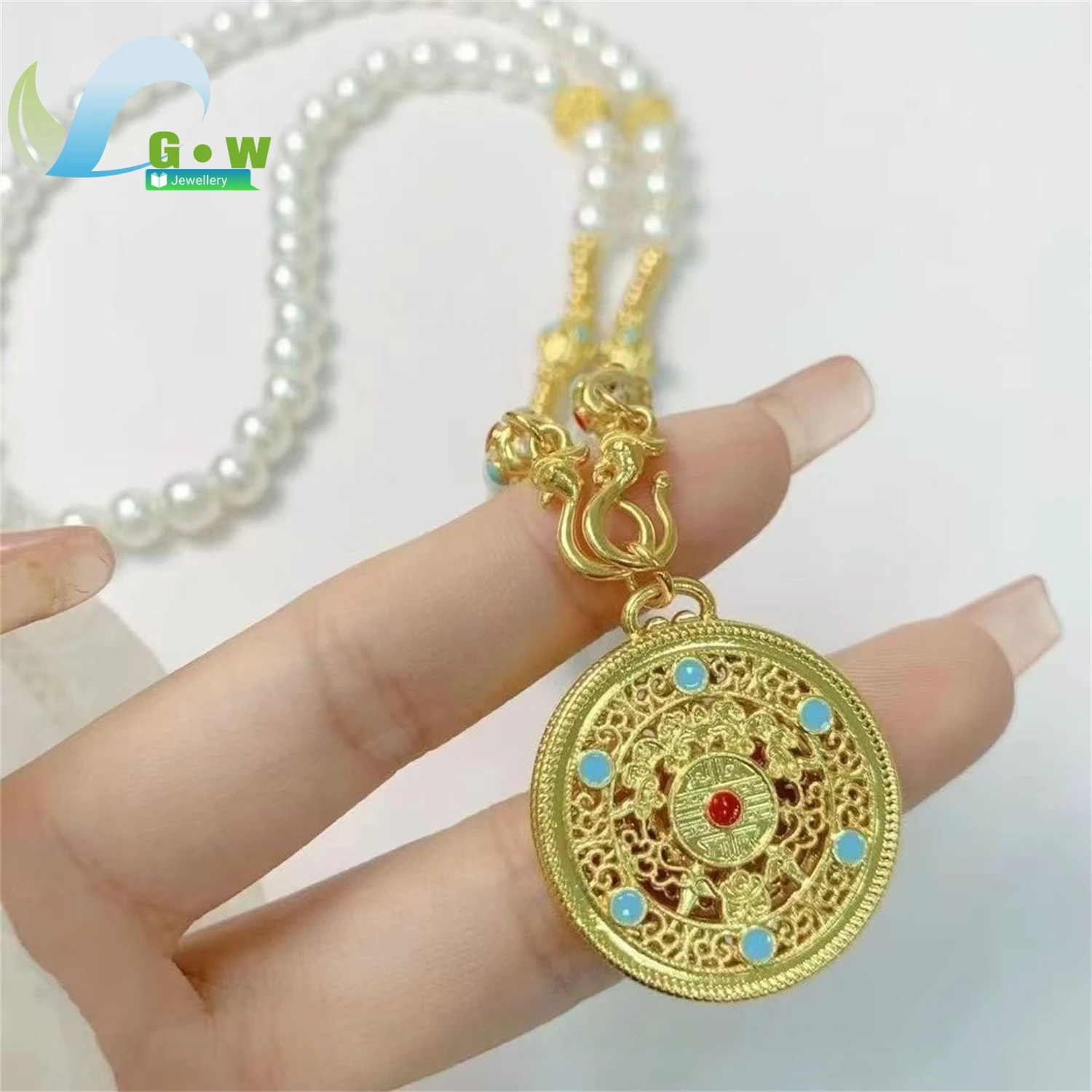 

Античный стиль, золотой цвет, инкрустация бриллиантами, ожерелье, кулон, круглый диск, счастливый шарм, восемь сокровищ, компас, дизайн, фэн-шуй