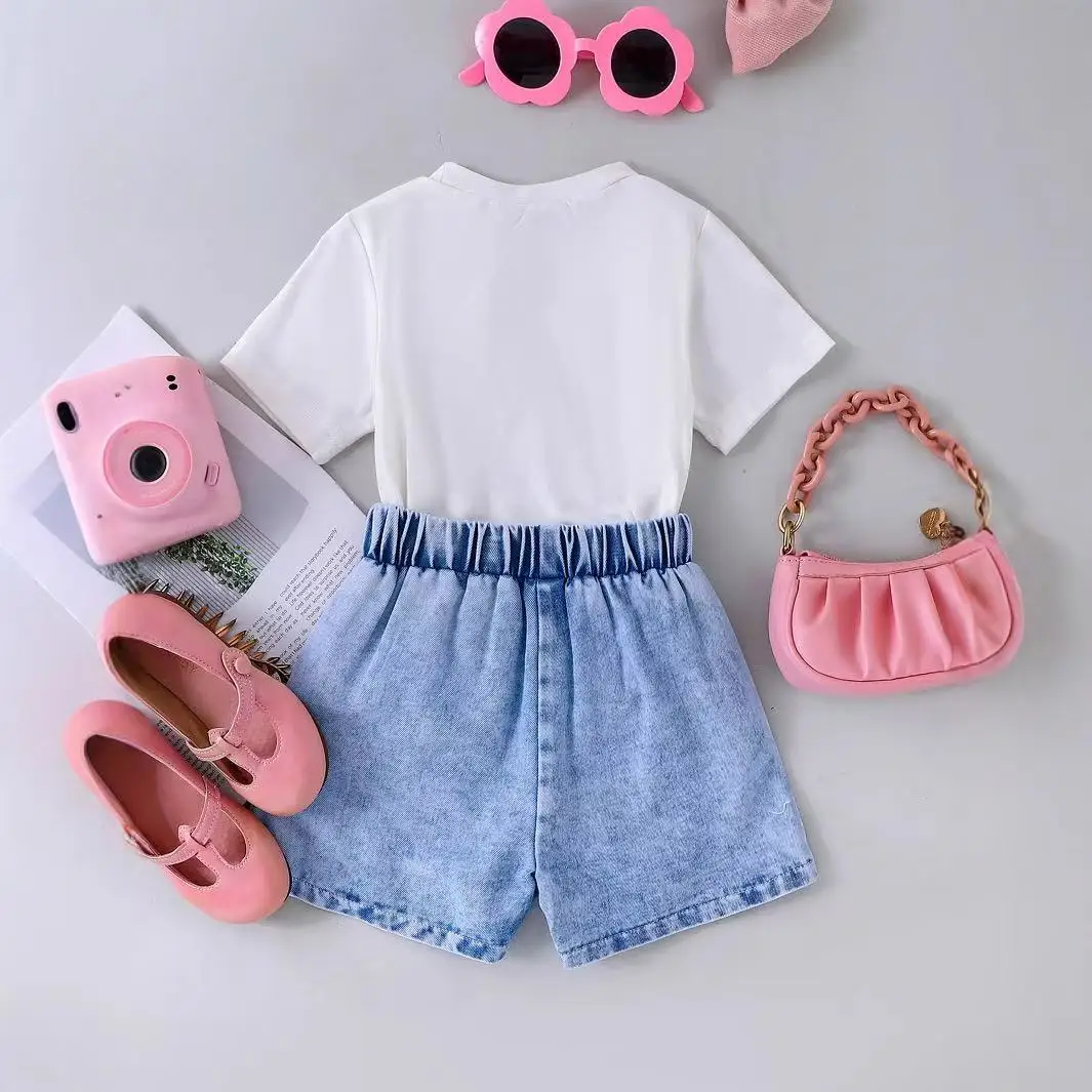 طقم شورت صيفي جديد لطيف وحلو للأطفال لعام 2025 طقم شورت بأكمام قصيرة مطبوع عليه فراشة على الموضة الكورية للفتيات مكون من قطعتين