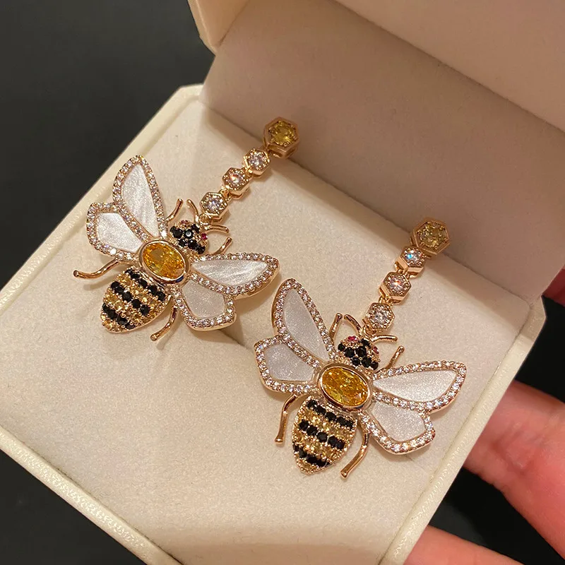 

Новые модные золотые серьги-пчелы с цирконом