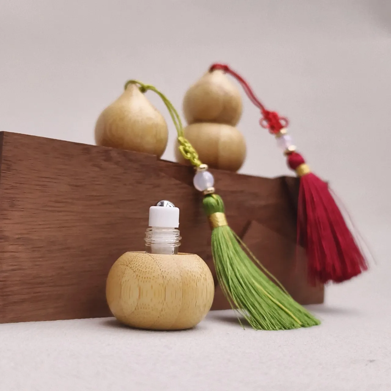 Bottiglia a rullo per olio essenziale di bambù con vetro nappa Bottiglia a rullo vuota a forma di zucca da 1 ml per miscelini di olio portatile