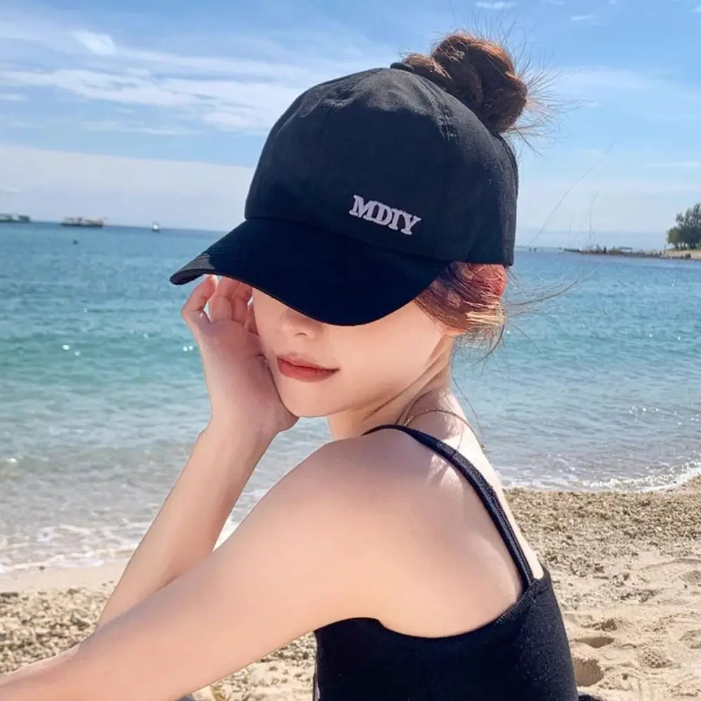 Nuevo Sombrero de cola de caballo de Color sólido para mujer, gorra ajustable de secado rápido con visera, sombrero para el sol medio hueco, verano