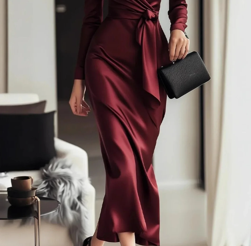 エレガントなサテンの長袖Vネックガウン、ウエストベルト付き、足首丈のドレス、洗練された秋の新作ドレス