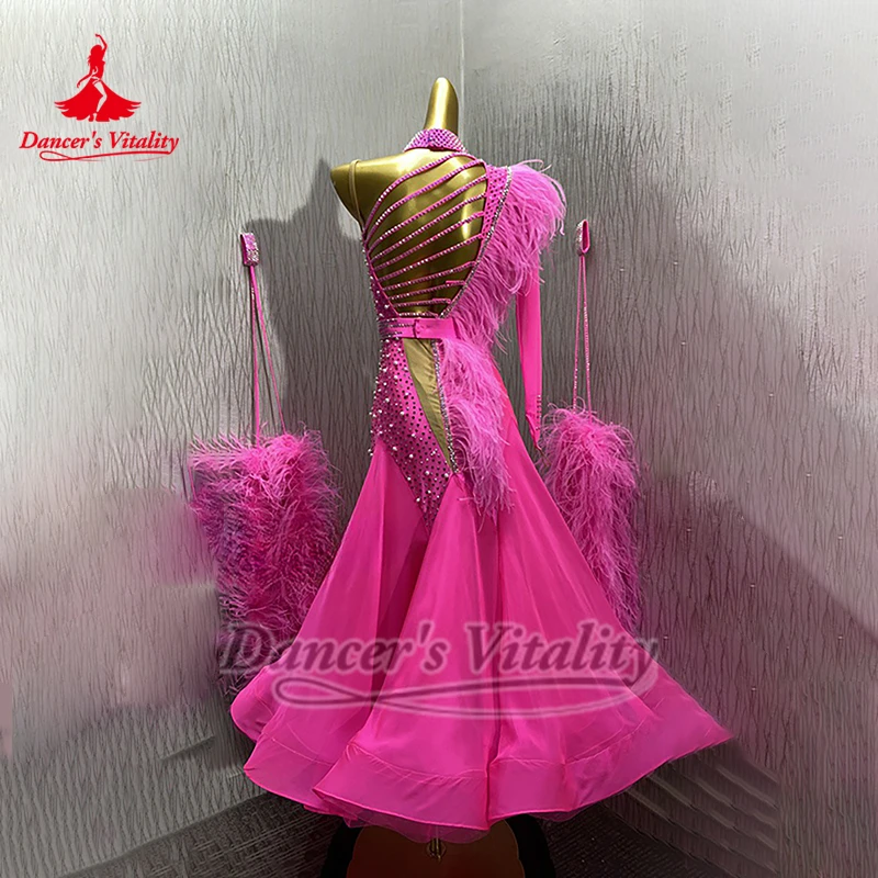 Abito da competizione con maniche unilaterali color rosa valzer viennese Personalizza l'abbigliamento in stile piuma di Vitality del ballerino Quickstep Foxtrot