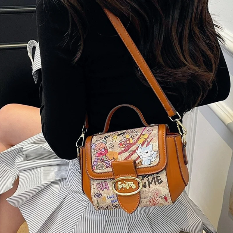 

Модная женская сумка, нишевая розово-красная сумка с граффити-медведем, популярная женская маленькая квадратная сумка через плечо, ручная переноска